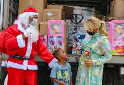 Fundo Social distribui centenas de brinquedos e cestas em ação de Natal 2020