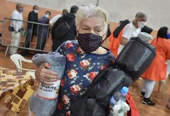 Campanha Inverno Solidário distribui cobertores novos e sacos térmicos de dormir