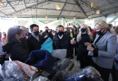 Distribuição de cobertores novos, sacochilas, sacos térmicos de dormir e pares de meias, na Casa de Oração do Povo de Rua