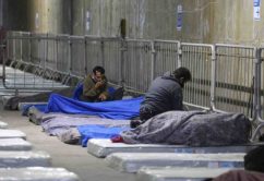 Noites Solidárias acolhe 30 pessoas com distribuição de colchões, cobertores e refeições