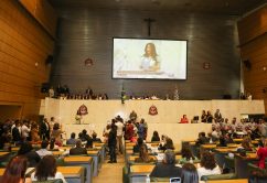 Primeira-dama e presidente do Fundo Social de SP é homenageada na Alesp e recebe Colar de Honra ao Mérito Legislativo